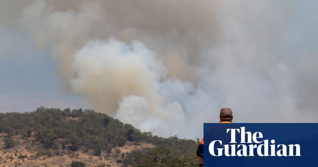 victorian-bushfires-350-structures-lost-including-volunteer-firefighters-homes