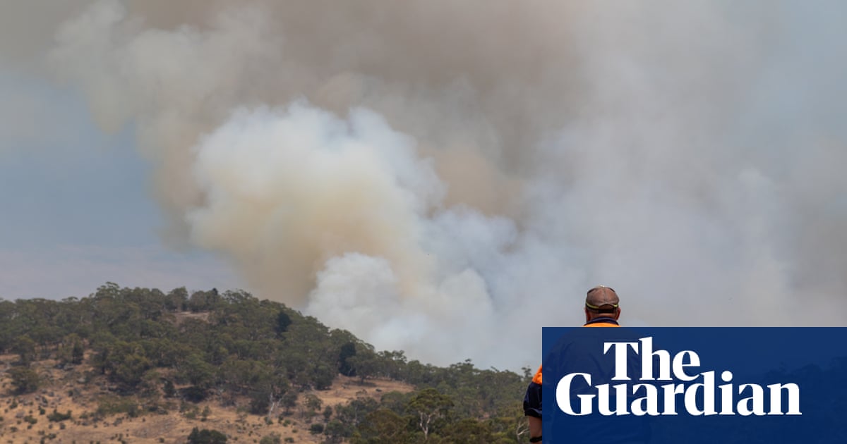 victorian-bushfires-350-structures-lost-including-volunteer-firefighters-homes