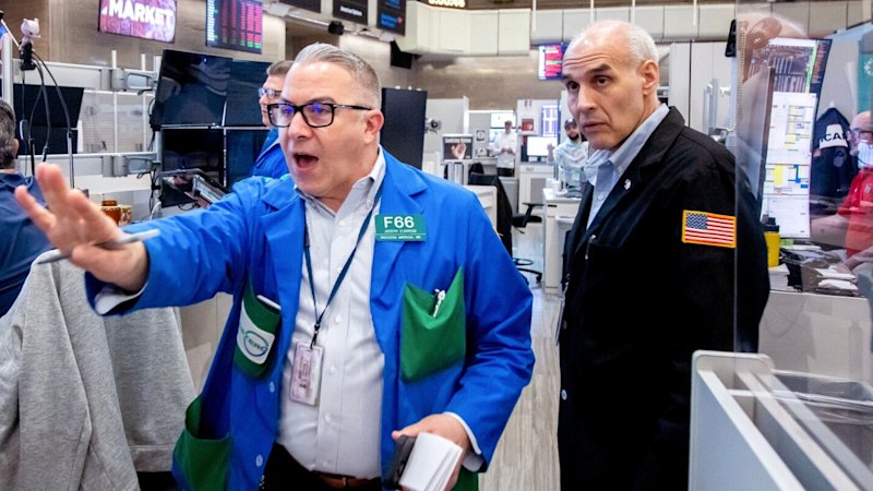 wall-street-faces-turbulence-as-microsoft-and-apple-earnings-impact-global-markets