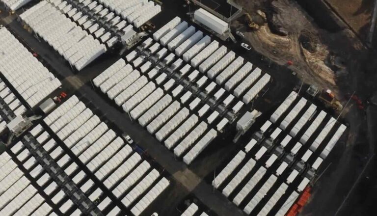 australia-s-renewable-energy-shift-batteries-and-solar-hybrids-surge-ahead