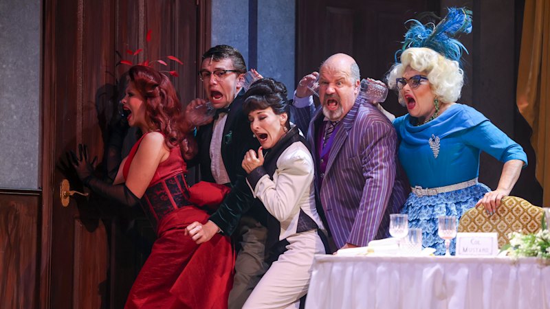 cluedo-brings-classic-whodunit-to-life-at-comedy-theatre