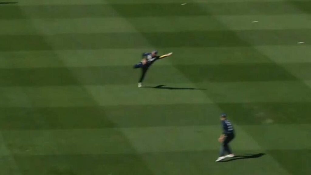 victorian-tom-rogers-stuns-with-spectacular-catch-to-dismiss-marnus-labuschagne