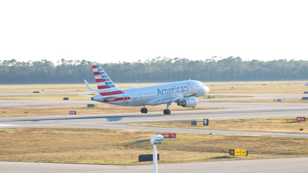 american-airlines-airbus-a319-grounded-after-collision-with-de-icing-truck