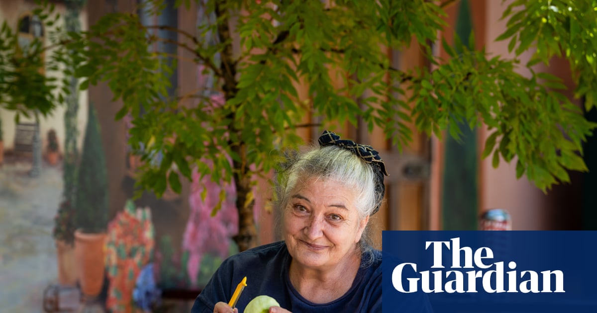 apple-peeling-champion-defends-title-amid-health-battles-at-stanthorpe-festival