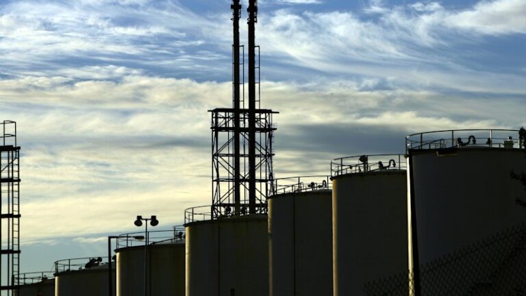 australian-refineries-seek-subsidies-amid-fuel-security-crisis