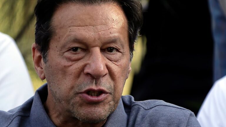 cricket-legends-urge-pakistan-to-improve-imran-khan-s-prison-conditions
