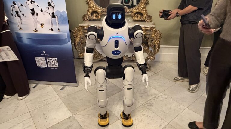 humanoid-robot-x2-dazzles-with-dance-moves-at-mobile-world-congress