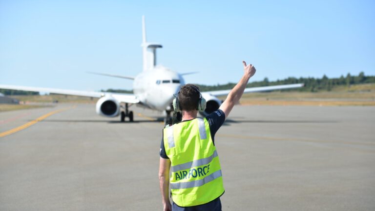 us-air-force-awards-boeing-2-4-billion-for-e-7-wedgetail-amid-congressional-pressure